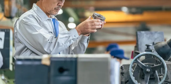 工業製品を検品する作業員