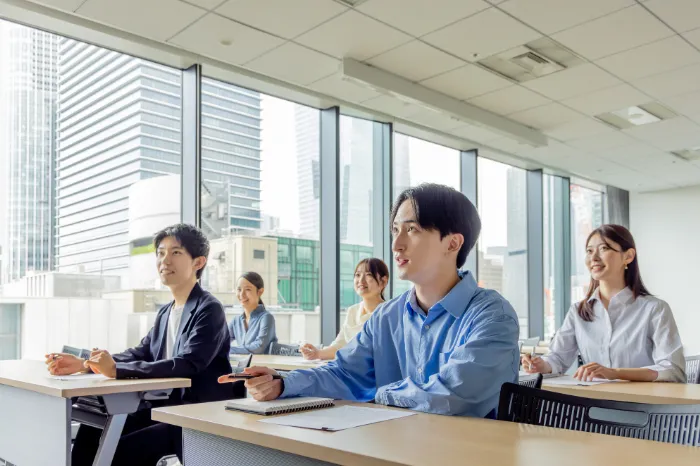 働きながら資格取得支援制度を利用するイメージ